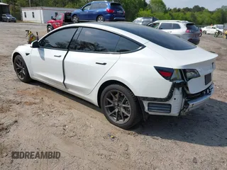 2021 Tesla Model 3 Standard Range Plus z VIN 5YJ3E1EA9MF027985, wystawiony jako IAAI lot #42045254 z przebiegiem 42 353 mil mil oraz . Historia ofert i sprzedaży dostępna na DreamBid. Obrazek 3.