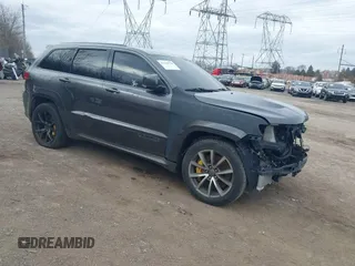 2018 Jeep Grand Cherokee Trackhawk z VIN 1C4RJFN90JC437656, wystawiony jako IAAI lot #41518770 z przebiegiem 101 768 mil mil oraz . Historia ofert i sprzedaży dostępna na DreamBid. Obrazek 1.