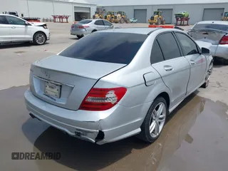 2014 Mercedes-Benz C 250 Sport z VIN WDDGF4HB1EA966634, wystawiony jako IAAI lot #42423577 z przebiegiem 159 296 mil mil oraz . Historia ofert i sprzedaży dostępna na DreamBid. Obrazek 4.