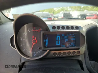 2012 Chevrolet Sonic LS z VIN 1G1JA6SH5C4208565, wystawiony jako Copart lot #56193405 z przebiegiem 53 236 mil mil oraz Szkoda całkowita • Salvage title. Historia ofert i sprzedaży dostępna na DreamBid. Obrazek 9.