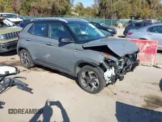 2023 Hyundai Venue SEL z VIN KMHRC8A32PU212998, wystawiony jako IAAI lot #40728636 z przebiegiem 27 844 mil mil oraz . Historia ofert i sprzedaży dostępna na DreamBid. Obrazek 1.