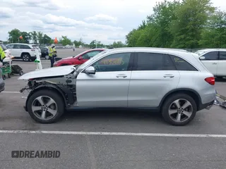 2019 Mercedes-Benz GLC 300 z VIN WDC0G4KB7KF626348, wystawiony jako IAAI lot #42356795 z przebiegiem 56 610 mil mil oraz . Historia ofert i sprzedaży dostępna na DreamBid. Obrazek 14.