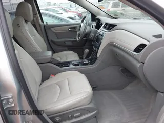2016 Chevrolet Traverse LT z VIN 1GNKRHKDXGJ115343, wystawiony jako IAAI lot #42246084 z przebiegiem 148 021 mil mil oraz . Historia ofert i sprzedaży dostępna na DreamBid. Obrazek 5.