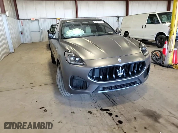 2023 Maserati Grecale Modena z VIN ZN682AVM3P7440115, wystawiony jako Copart lot #54240145 z przebiegiem Nie podano mil oraz Szkoda całkowita • Salvage title. Historia ofert i sprzedaży dostępna na DreamBid. Obrazek 15.