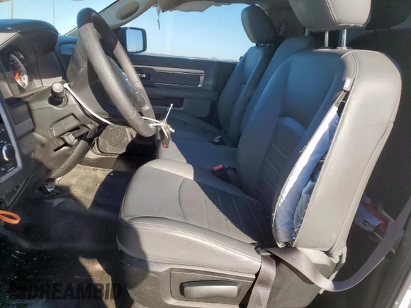 2020 Ram 1500 Tradesman z VIN 3C6JR6DT9LG122008, wystawiony jako Copart lot #48498725 z przebiegiem Nie podano mil oraz Szkoda całkowita • Salvage title. Historia ofert i sprzedaży dostępna na DreamBid. Obrazek 7.