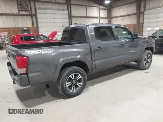 2017 Toyota Tacoma SR5 z VIN 5TFCZ5AN6HX111116, wystawiony jako IAAI lot #42054764 z przebiegiem 103 107 mil mil oraz . Historia ofert i sprzedaży dostępna na DreamBid. Obrazek 4.