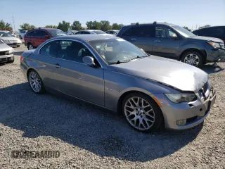 2008 BMW 3 Series 328i z VIN WBAWR33538P152346, wystawiony jako Copart lot #57101985 z przebiegiem 131 504 mil mil oraz Szkoda całkowita • Salvage title. Historia ofert i sprzedaży dostępna na DreamBid. Obrazek 4.