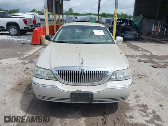 2005 Lincoln Town Car Signature Limited z VIN 1LNHM82W35Y654826, wystawiony jako IAAI lot #42334790 z przebiegiem 96 113 mil mil oraz . Historia ofert i sprzedaży dostępna na DreamBid. Obrazek 12.