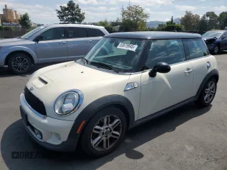 2013 MINI Hardtop S z VIN WMWSV3C50DT389890, wystawiony jako Copart lot #53879945 z przebiegiem 132 527 mil mil oraz Czysty tytuł • Clean title. Historia ofert i sprzedaży dostępna na DreamBid. Obrazek 1.