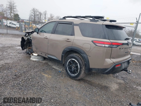 2023 Nissan Pathfinder SV z VIN 5N1DR3BD7PC267357, wystawiony jako IAAI lot #41995557 z przebiegiem 39 603 mil mil oraz . Historia ofert i sprzedaży dostępna na DreamBid. Obrazek 3.