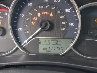 2015 Toyota Corolla L z VIN 5YFBURHE6FP282936, wystawiony jako IAAI lot #41592941 z przebiegiem 117 750 mil mil oraz . Historia ofert i sprzedaży dostępna na DreamBid. Obrazek 16.