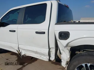 2023 Ford F-150 XL z VIN 1FTEW1CPXPKF87647, wystawiony jako IAAI lot #41486870 z przebiegiem 23 609 mil mil oraz . Historia ofert i sprzedaży dostępna na DreamBid. Obrazek 6.