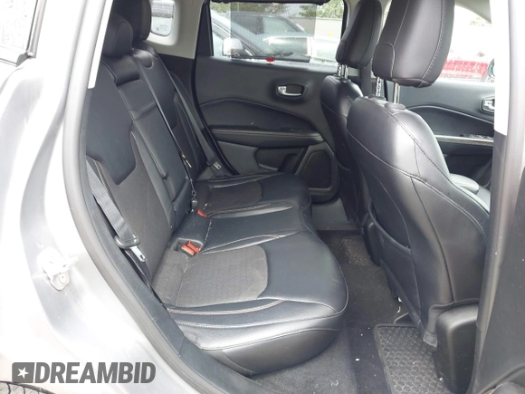 2017 Jeep Compass Latitude z VIN 3C4NJDBB8HT693164, wystawiony jako IAAI lot #42256210 z przebiegiem 52 130 mil mil oraz . Historia ofert i sprzedaży dostępna na DreamBid. Obrazek 8.