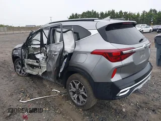 2021 Kia Seltos EX z VIN KNDERCAAXM7152773, wystawiony jako IAAI lot #42358182 z przebiegiem 49 120 mil mil oraz . Historia ofert i sprzedaży dostępna na DreamBid. Obrazek 3.