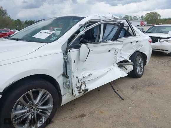 2015 Toyota Camry XLE with VIN 4T1BF1FK4FU044490, listed as a IAAI auction lot 41938048 with 93,700 mi miles. Bid and sale history available at carsss.com. Image 6.