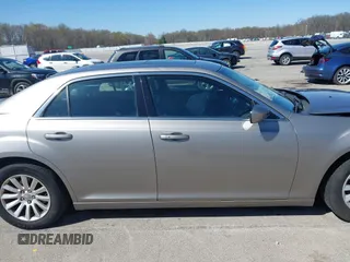 2014 Chrysler 300 z VIN 2C3CCAAGXEH335800, wystawiony jako IAAI lot #41984427 z przebiegiem 247 358 mil mil oraz . Historia ofert i sprzedaży dostępna na DreamBid. Obrazek 13.
