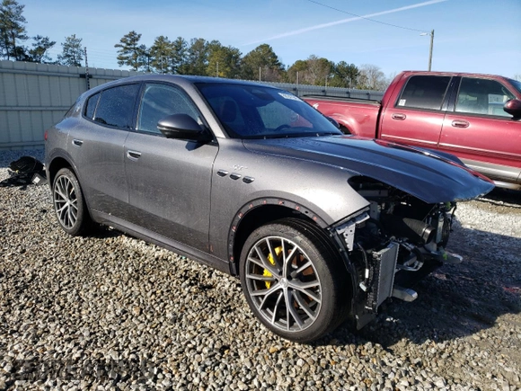 2023 Maserati Grecale GT z VIN ZN682AVA6P7418308, wystawiony jako Copart lot #88347945 z przebiegiem 4 658 mil mil oraz Szkoda całkowita • Salvage title. Historia ofert i sprzedaży dostępna na DreamBid. Obrazek 4.