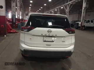 2024 Nissan Rogue S z VIN 5N1BT3AB2RC732834, wystawiony jako IAAI lot #42362033 z przebiegiem 6 642 mil mil oraz . Historia ofert i sprzedaży dostępna na DreamBid. Obrazek 17.