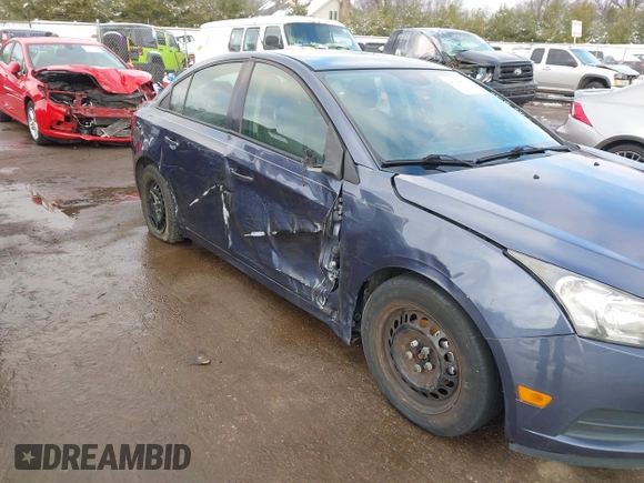 2014 Chevrolet Cruze LS z VIN 1G1PA5SH1E7189504, wystawiony jako IAAI lot #41143671 z przebiegiem 159 775 mil mil oraz . Historia ofert i sprzedaży dostępna na DreamBid. Obrazek 6.