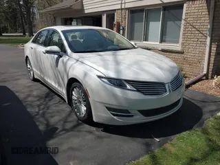 2014 Lincoln MKZ with VIN 3LN6L2G95ER827769, listed as a IAAI auction lot 42109075 with 154,000 mi miles. Bid and sale history available at carsss.com. Image 1.