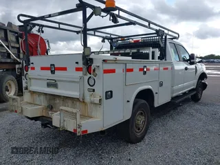 2017 Ford F-250 XL with VIN 1FD7X2B6XHEE15151, listed as a IAAI auction lot 42161769 with 293,798 mi miles and . Bid and sale history available at DreamBid. Image 4.