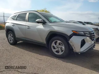 2023 Hyundai Tucson SEL z VIN 5NMJBCAE7PH239761, wystawiony jako IAAI lot #42159276 z przebiegiem 24 400 mil mil oraz . Historia ofert i sprzedaży dostępna na DreamBid. Obrazek 1.