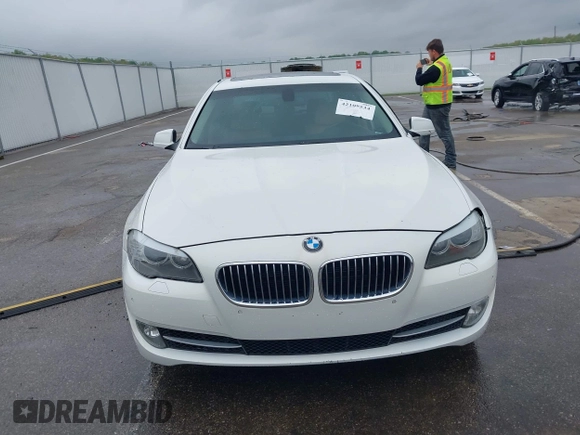 2012 BMW 5 Series 535i xDrive z VIN WBAFU7C57CDU64640, wystawiony jako IAAI lot #42109534 z przebiegiem 132 310 mil mil oraz . Historia ofert i sprzedaży dostępna na DreamBid. Obrazek 12.