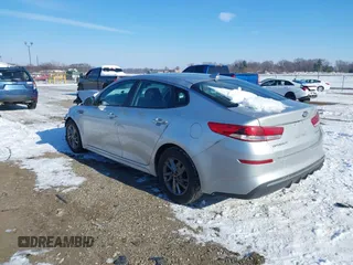 2020 Kia Optima LX z VIN 5XXGT4L30LG382312, wystawiony jako IAAI lot #41272843 z przebiegiem 118 633 mil mil oraz . Historia ofert i sprzedaży dostępna na DreamBid. Obrazek 3.