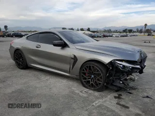 2022 BMW M8 Competition z VIN WBSAE0C02NCG86576, wystawiony jako Copart lot #39370084 z przebiegiem Nie podano mil oraz . Historia ofert i sprzedaży dostępna na DreamBid. Obrazek 4.