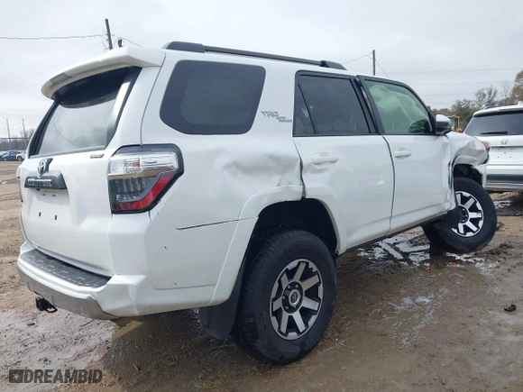 2022 Toyota 4Runner TRD Off Road with VIN JTEPU5JR2N5978258, listed as a IAAI auction lot 41441475 with 80,395 mi miles. Bid and sale history available at carsss.com. Image 4.