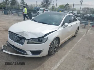 2017 Lincoln MKZ Reserve z VIN 3LN6L5EC2HR613827, wystawiony jako IAAI lot #41800613 z przebiegiem 199 097 mil mil oraz . Historia ofert i sprzedaży dostępna na DreamBid. Obrazek 2.