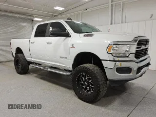 2021 Ram 2500 Big Horn z VIN 3C6UR5DL7MG542214, wystawiony jako Copart lot #52359235 z przebiegiem 119 483 mil mil oraz Tytuł czysty. Historia ofert i sprzedaży dostępna na DreamBid. Obrazek 4.