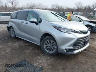 2021 Toyota Sienna XLE with VIN 5TDYRKEC1MS068172, listed as a IAAI auction lot 41557339 with 35,734 mi miles. Bid and sale history available at carsss.com. Image 1.