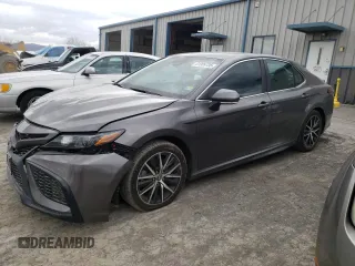 2022 Toyota Camry SE z VIN 4T1T11AKXNU680050, wystawiony jako Copart lot #51309735 z przebiegiem 28 516 mil mil oraz Szkoda całkowita • Salvage title. Historia ofert i sprzedaży dostępna na DreamBid. Obrazek 1.