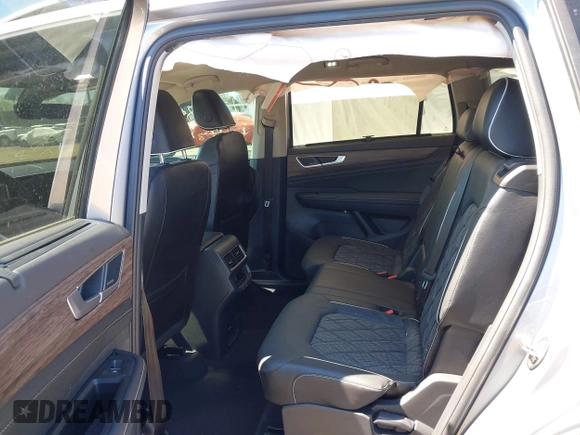 2024 Volkswagen Atlas SEL Premium R-Line z VIN 1V2FR2CA2RC551914, wystawiony jako IAAI lot #42028289 z przebiegiem 16 240 mil mil oraz . Historia ofert i sprzedaży dostępna na DreamBid. Obrazek 8.