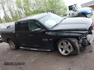 2017 Ram 1500 Express z VIN 3C6RR7KT3HG705029, wystawiony jako IAAI lot #42199557 z przebiegiem 98 229 mil mil oraz . Historia ofert i sprzedaży dostępna na DreamBid. Obrazek 13.