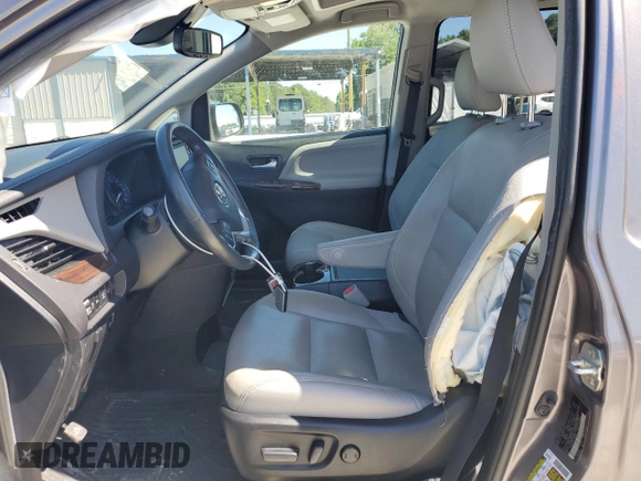 2020 Toyota Sienna XLE z VIN 5TDDZ3DC3LS236382, wystawiony jako Copart lot #57954705 z przebiegiem 69 761 mil mil oraz Szkoda całkowita • Salvage title. Historia ofert i sprzedaży dostępna na DreamBid. Obrazek 7.