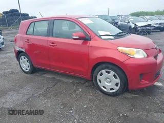 2008 Scion xD z VIN JTKKU10458J017994, wystawiony jako IAAI lot #42257144 z przebiegiem 210 986 mil mil oraz . Historia ofert i sprzedaży dostępna na DreamBid. Obrazek 1.