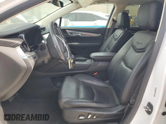2019 Cadillac XT5 Premium Luxury FWD z VIN 1GYKNERS6KZ230100, wystawiony jako Copart lot #46347885 z przebiegiem 40 188 mil mil oraz Szkody całkowita. Historia ofert i sprzedaży dostępna na DreamBid. Obrazek 7.