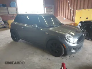 2009 MINI Hardtop S z VIN WMWMF73539TT98930, wystawiony jako IAAI lot #42439606 z przebiegiem 152 954 mil mil oraz . Historia ofert i sprzedaży dostępna na DreamBid. Obrazek 1.