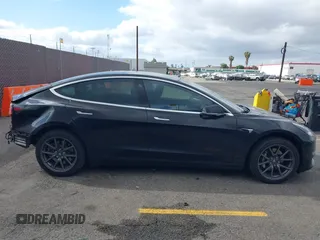 2019 Tesla Model 3 Mid Range z VIN 5YJ3E1EA4KF361967, wystawiony jako IAAI lot #42261724 z przebiegiem 89 902 mil mil oraz . Historia ofert i sprzedaży dostępna na DreamBid. Obrazek 13.