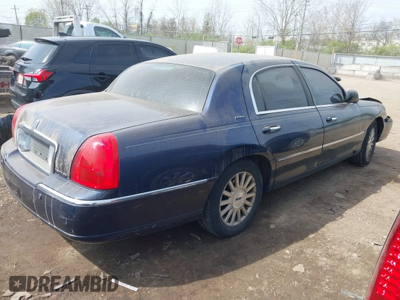 2003 Lincoln Town Car Executive z VIN 1LNHM81W43Y632820, wystawiony jako IAAI lot #42048881 z przebiegiem 137 738 mil mil oraz . Historia ofert i sprzedaży dostępna na DreamBid. Obrazek 4.