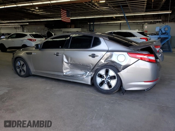 2013 Kia Optima EX z VIN KNAGM4AD3D5057004, wystawiony jako Copart lot #56042015 z przebiegiem 129 626 mil mil oraz Szkoda całkowita • Salvage title. Historia ofert i sprzedaży dostępna na DreamBid. Obrazek 2.