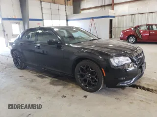 2020 Chrysler 300 S z VIN 2C3CCABGXLH145751, wystawiony jako Copart lot #46607105 z przebiegiem 75 546 mil mil oraz Szkoda całkowita • Salvage title. Historia ofert i sprzedaży dostępna na DreamBid. Obrazek 4.