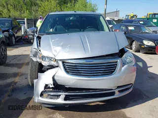 2011 Chrysler Town & Country Touring L z VIN 2A4RR8DG8BR712567, wystawiony jako IAAI lot #42078288 z przebiegiem 144 409 mil mil oraz . Historia ofert i sprzedaży dostępna na DreamBid. Obrazek 12.