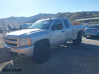 2010 Chevrolet Silverado 1500 LT with VIN 1GCSKSE35AZ261428, listed as a IAAI auction lot 41643928 with 136,282 mi miles. Bid and sale history available at carsss.com. Image 2.