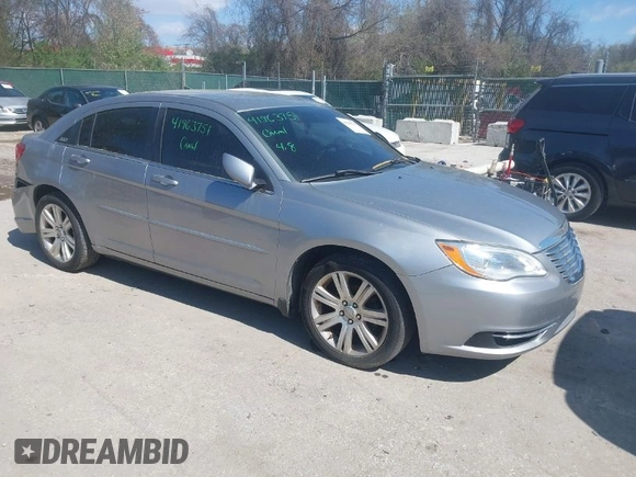 2013 Chrysler 200 Touring z VIN 1C3CCBBB4DN655936, wystawiony jako IAAI lot #41963751 z przebiegiem 197 019 mil mil oraz . Historia ofert i sprzedaży dostępna na DreamBid. Obrazek 1.