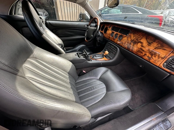 1999 Jaguar XK z VIN SAJGX2048XC041933, wystawiony jako Copart lot #44338125 z przebiegiem 67 133 mil mil oraz Tytuł czysty. Historia ofert i sprzedaży dostępna na DreamBid. Obrazek 5.