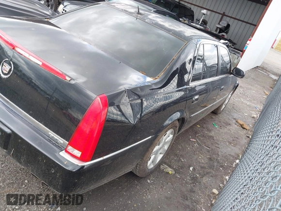 2008 Cadillac DTS 1SA z VIN 1G6KD57Y98U102801, wystawiony jako IAAI lot #42204185 z przebiegiem 152 990 mil mil oraz . Historia ofert i sprzedaży dostępna na DreamBid. Obrazek 4.