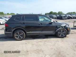 2024 Volkswagen Tiguan Wolfsburg Edition z VIN 3VV6B7AX1RM215178, wystawiony jako IAAI lot #42080886 z przebiegiem 6 914 mil mil oraz . Historia ofert i sprzedaży dostępna na DreamBid. Obrazek 13.